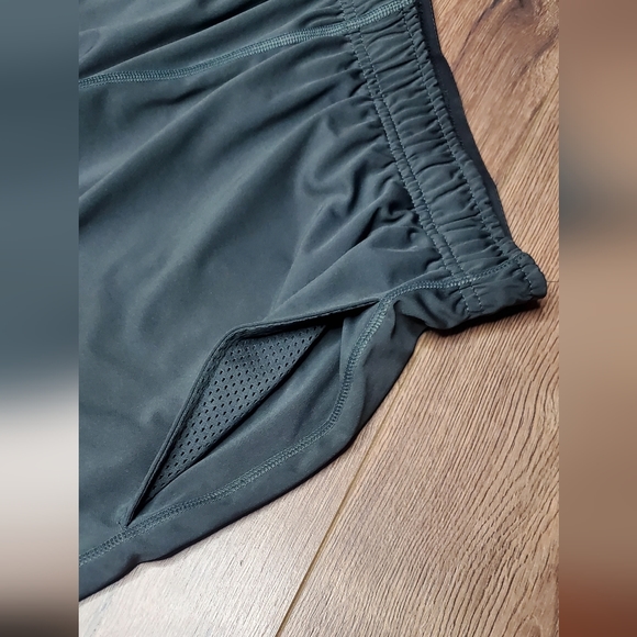 "SOLD" Nike dri-fit sports shorts M euc - Picture 3 of 5